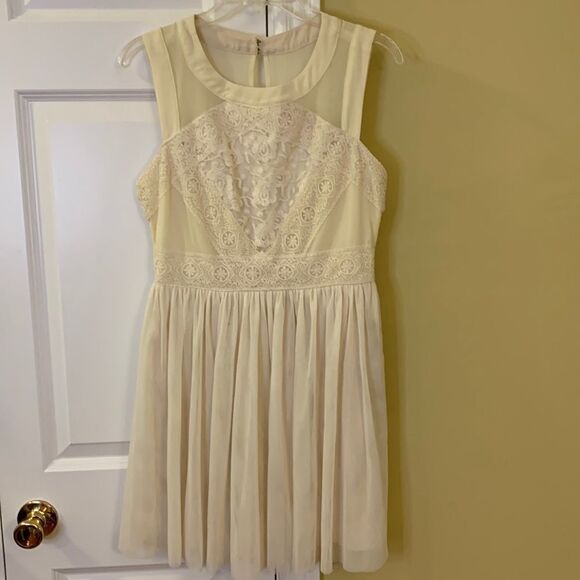 GB Size Medium formal mini cream color dress.  Lined with two layers of toile - Picture 1 of 10